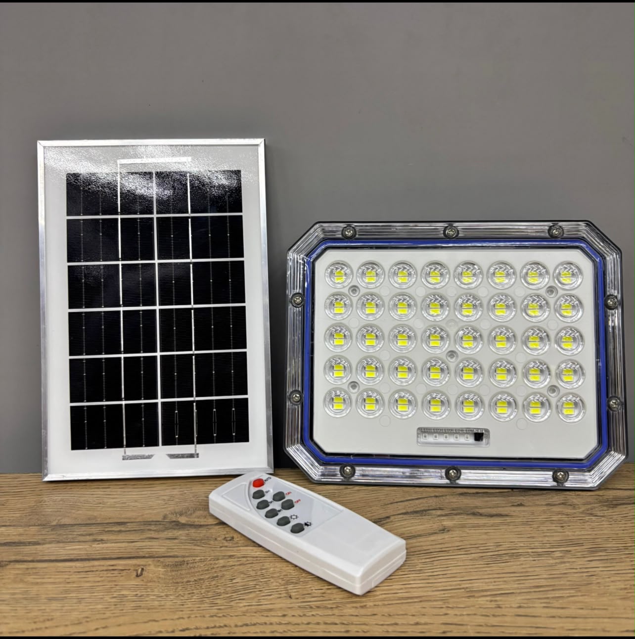 LumiForce Solar 500W - Más luz, más seguridad, cero consumo eléctrico.